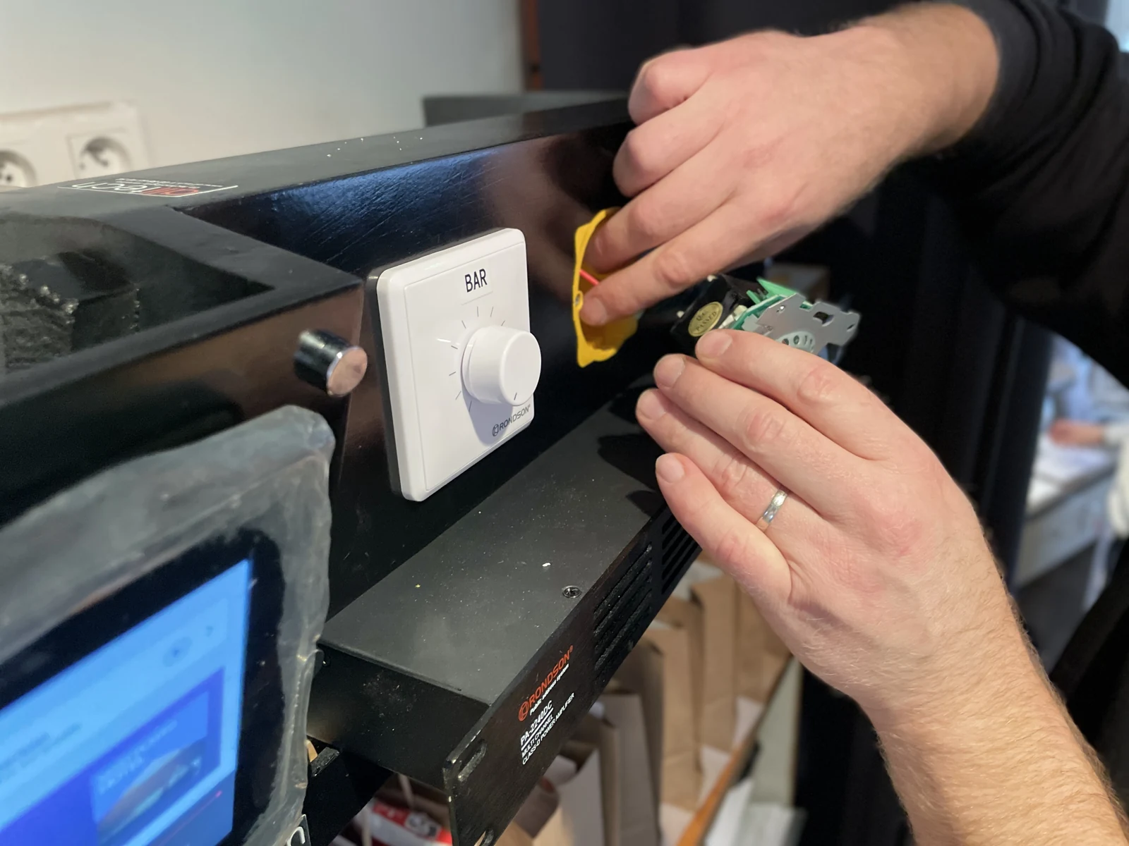 Raccordement d’un module de commande audio.