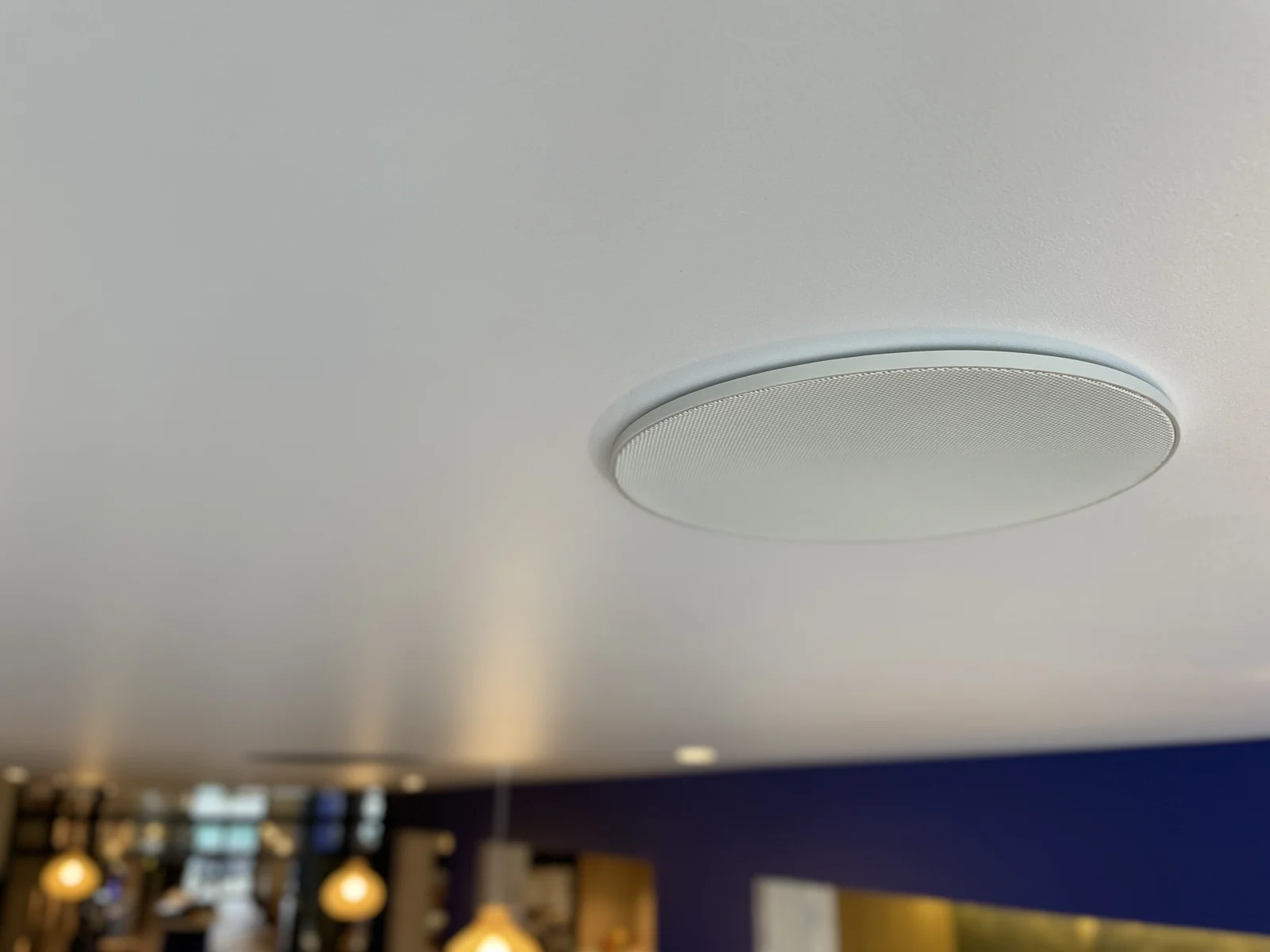 Enceinte encastrée au plafond.
