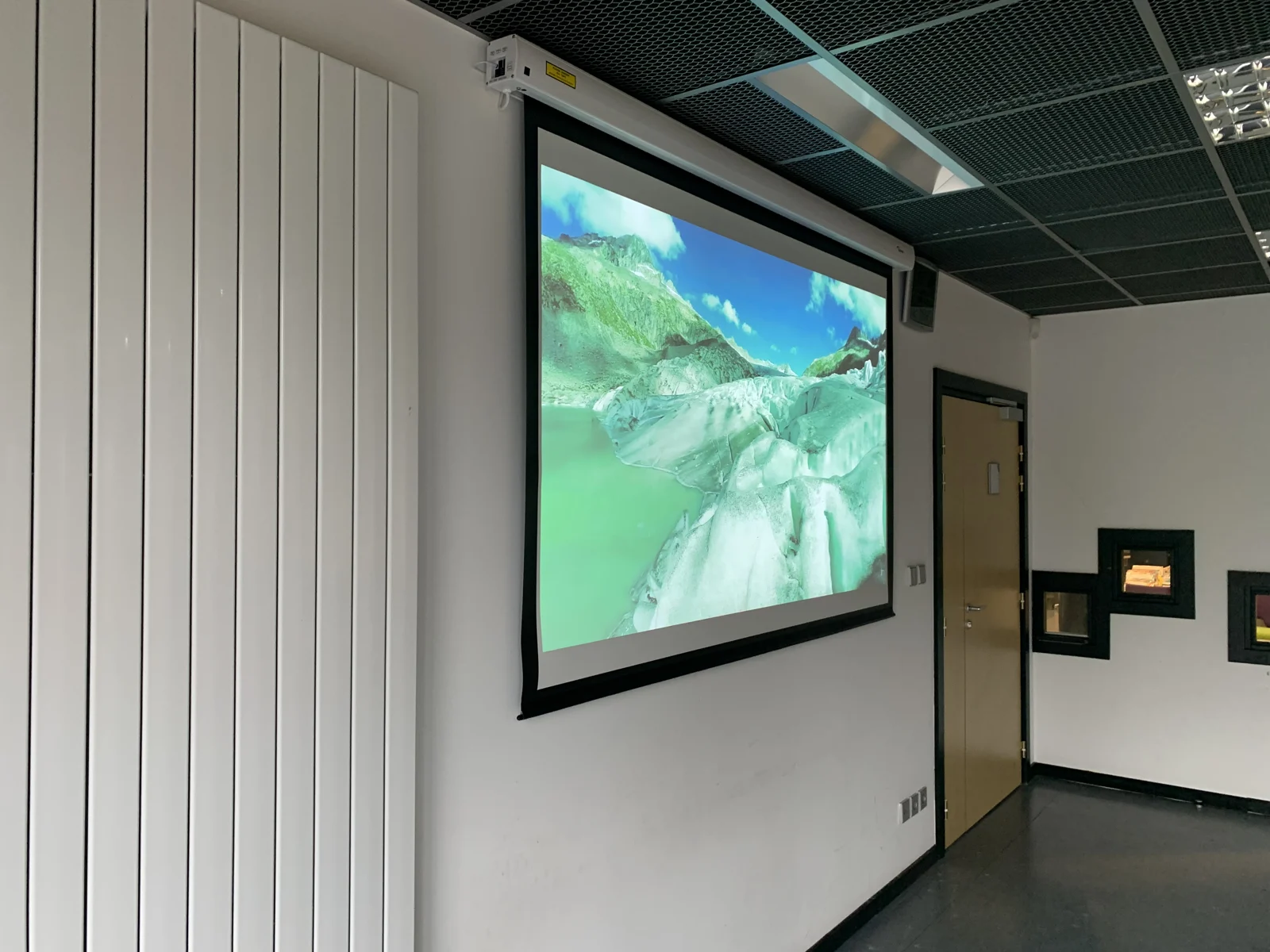 Installation de vidéoprojection dans une salle.